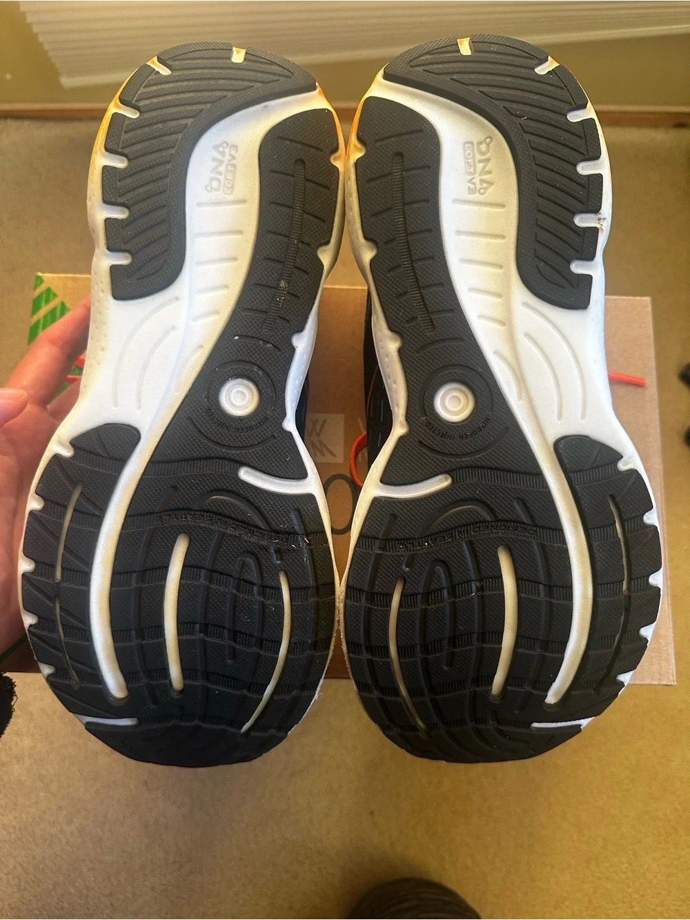 Brooks Glycerin 20 Running Shoes Black with Bright Orange Laces - Picture 10 of 12